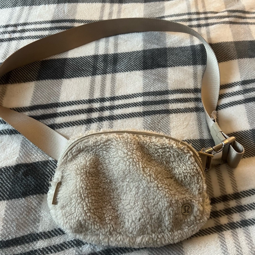 Lulu lemon Sherpa belt bag